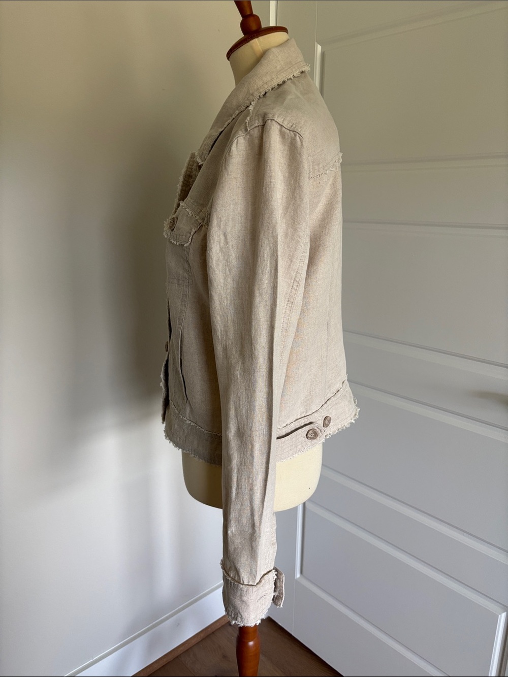 Tommy Bahama Women's Light Beige Linen Jacket with Distressed Trim - Picture 3 of 6